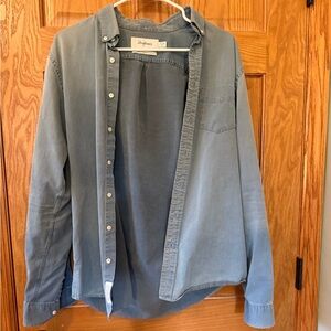 Schnayderman’s Chambray Button-up